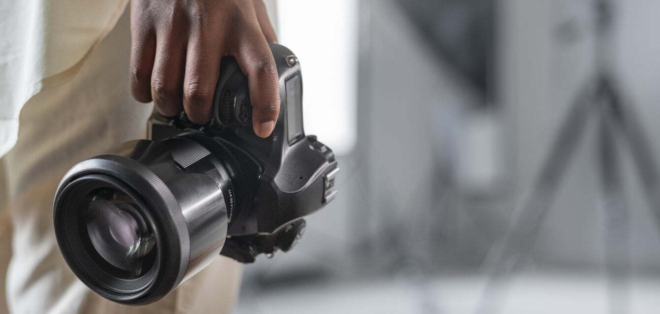 side-view-woman-with-photo-camera side-view-woman-with-photo-camera